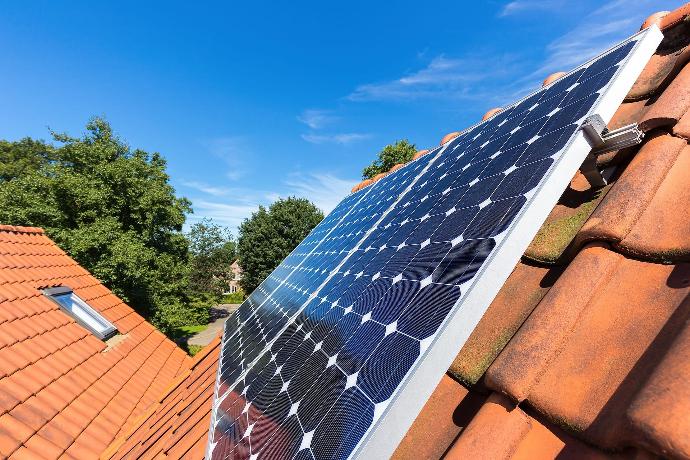 Panneaux solaires sur tuiles rouges